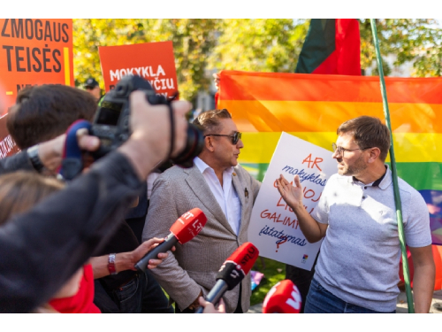 Kelios dešimtys LGBTQ atstovų protestavo prieš turinio cenzūrą, tiek pat jiems prieštaravo